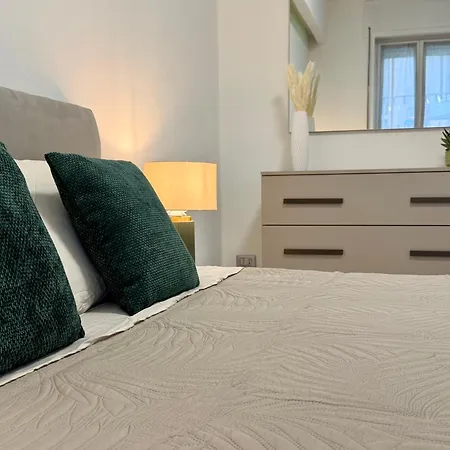 Wake To - Arona, Maggiore Apartman